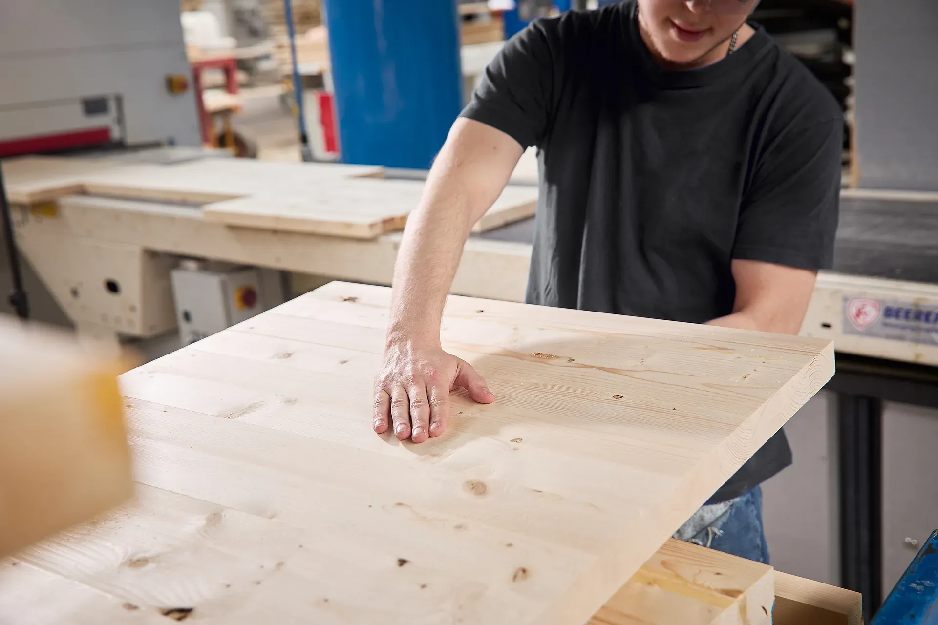 medewerker controleert hout